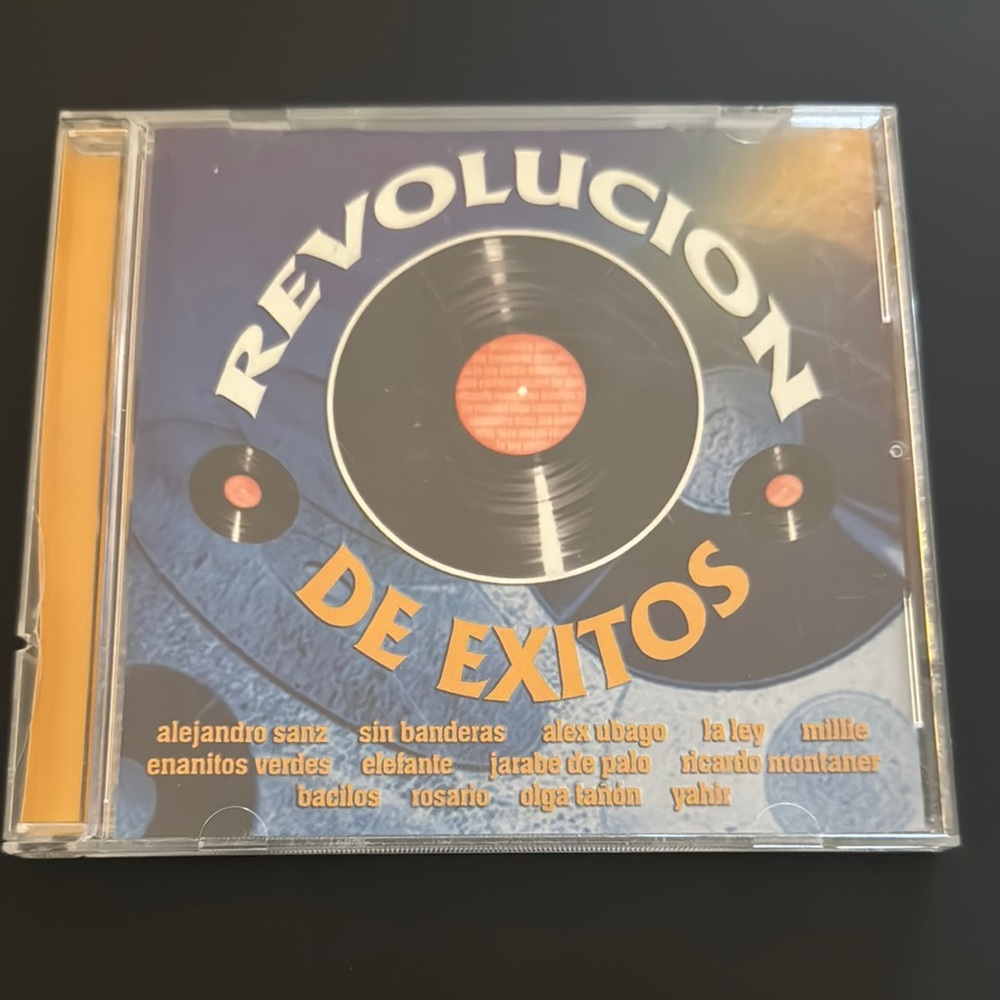 Revolucion de Exitos Latinos CD